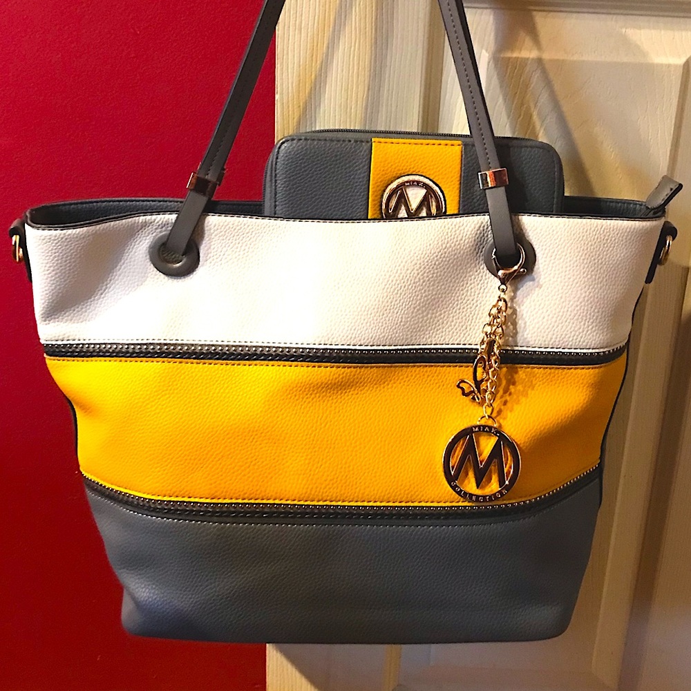 Mia K Handbag with Wallet.  Comes with extended strap as well Great condition!